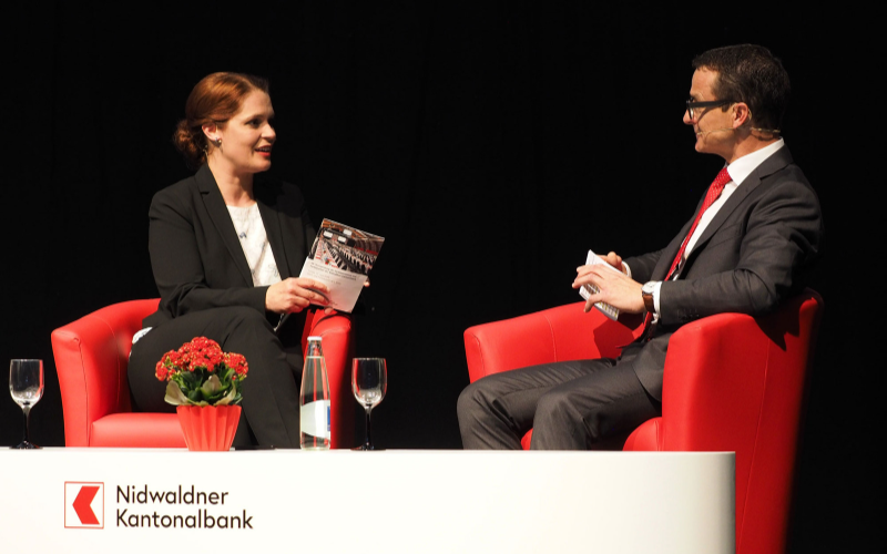 Partizipations-Versammlung der Nidwaldner Kantonalbank Podiumsdiskussion von zwei Personen.