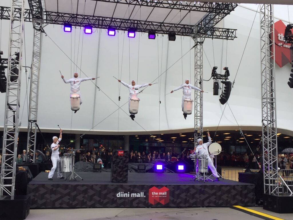 Eröffnungsfeier Mall of Switzerland Air Percussion Show an der Eröffnungsfeier.