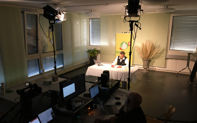 Ein Sitzungszimmer wurde zum Technik-Hub für die Übertragung der ersten virtuellen Delegiertenversammlung von Bio Suisse umgestaltet. 