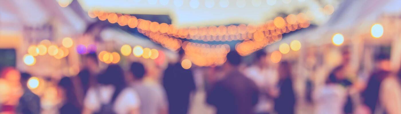 Wir sind wieder live vor Ort Symbolbild: Sommerfestival verschwommen