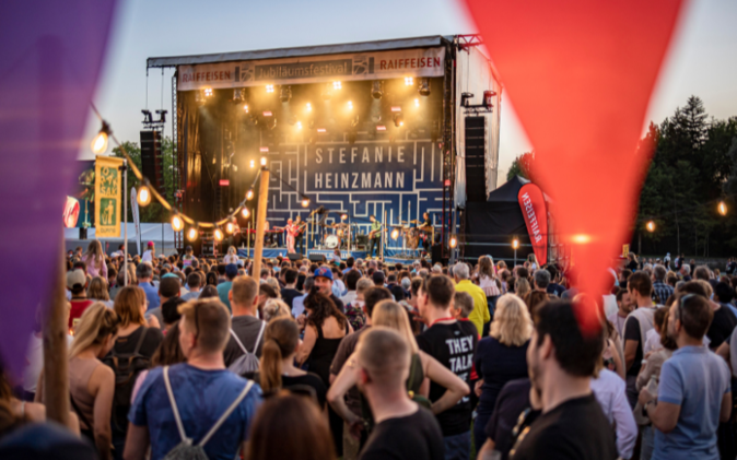 75-Jahr Jubiläum  Konzert von Stefanie Heinzmann mit vielen Zuhörer*innen im Rahmen des Festivals