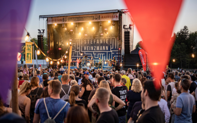 75-Jahr Jubiläum  Konzert von Stefanie Heinzmann mit vielen Zuhörer*innen im Rahmen des Festivals