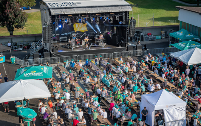Öffentlicher Anlass Motorex Bühne und Festbank-Garnituren am Jubiläumsfestival der Motorex.