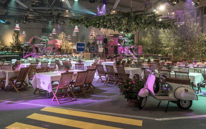 Ein Strassenfest in der Halle für alle Mitarbeitenden. 