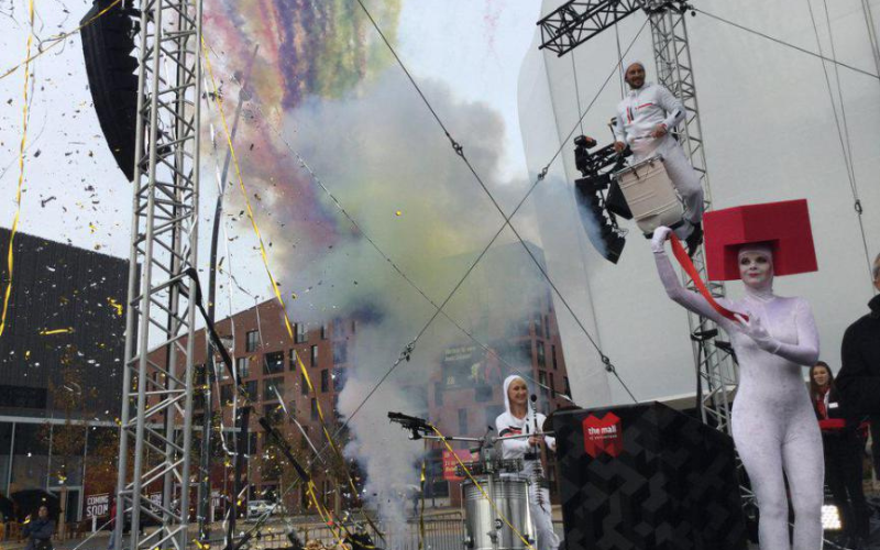 Eröffnungsfeier Mall of Switzerland Der offizielle Eröffnungsakt begeisterte mit einer Air Percussion Show und Foklore-Klängen.