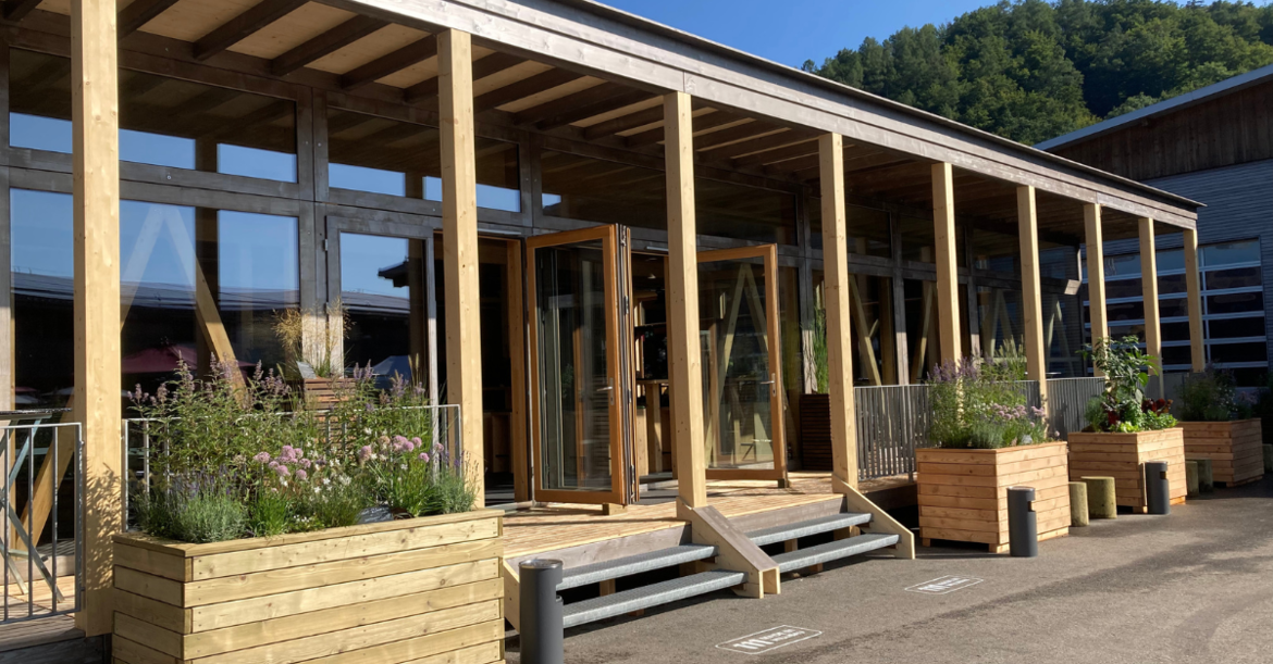 Ein Dorffest in der Halle. 