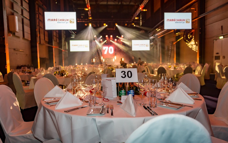 Jubiläum Maréchaux Elektro Feierlich hergerichtete runde Tische ohne Gäste.