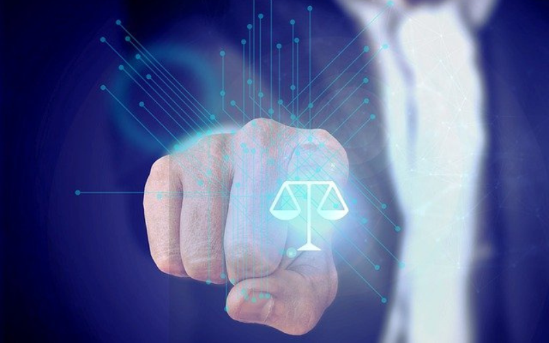 Symbolbild; Hand zeigt auf Bildbetrachter