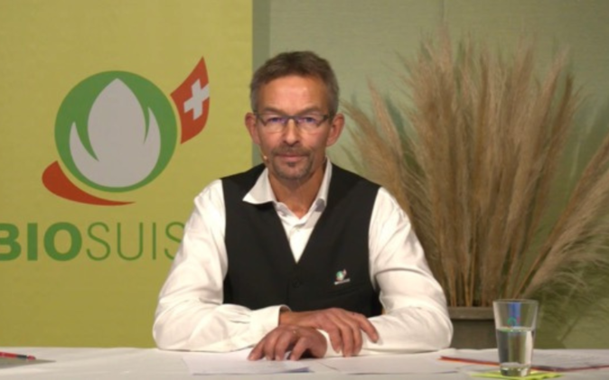 Digitale Delegiertenversammlung von Bio Suisse Vorsitzender am Rednerpult während der digitalen Delegiertenversammlung.