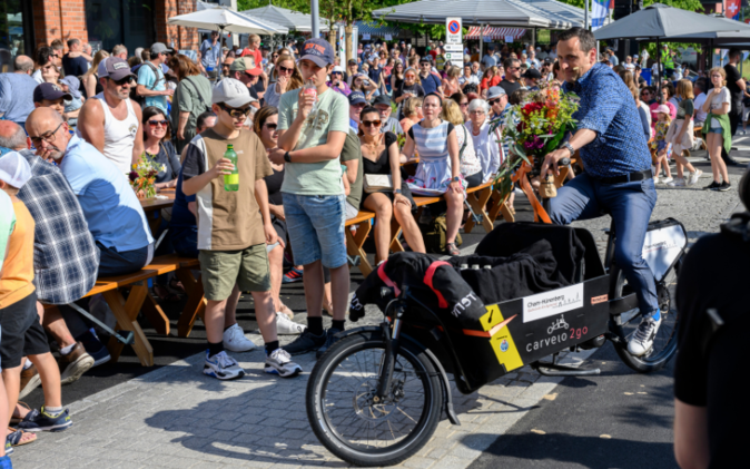 Die Gastgeberparteien mit dem Cargo-Bike