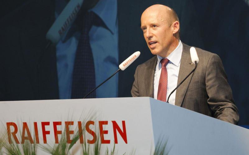 GVs und Delegiertenversammlungen der Raiffeisen schweizweit Person am Rednerpult.