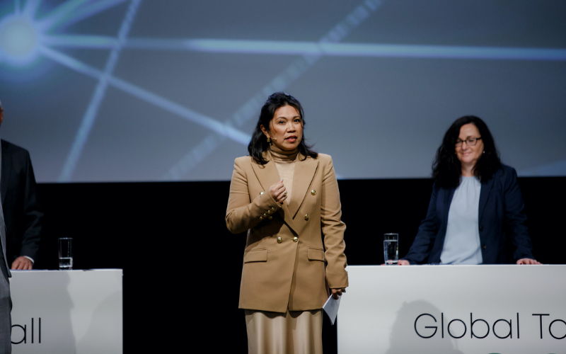 Global Town Hall Huber + Suhner AG 1 Person während der Rede