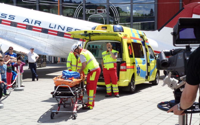 Ein Krankenwagen mit Rettungssanitäter bei der Simulation eines Verkehrsunfalls. 