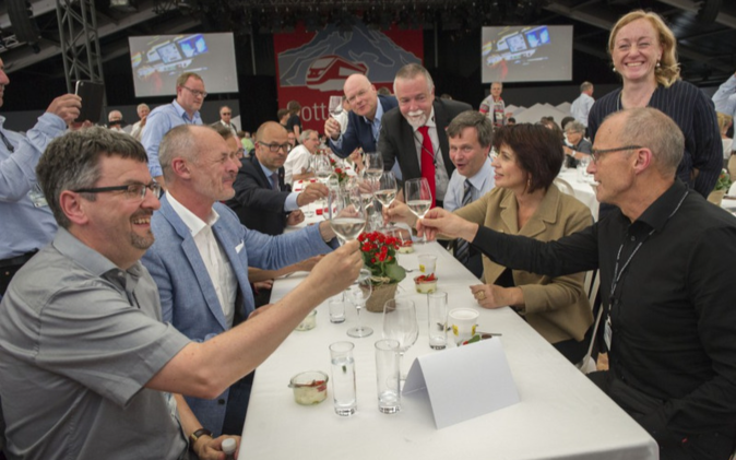 Eröffnungsfest Gotthard-Basistunnel Gäste am Tisch während Feierlichkeiten.