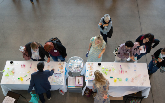 Fachtagung und Jahresversammlung Fachverband Mütter- und Väterberatung Besucher an den Ausstellungsständen, Aufnahme von oben