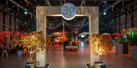 Jubiläums-Bogen beim Eingang. 