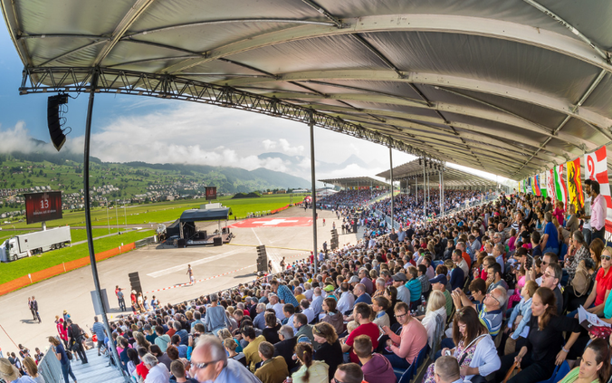 Öffentlicher Anlass Rollout PC-24 Gäste-Tribüne beim öffentlichen Anlass auf dem Flugplatz Buochs.