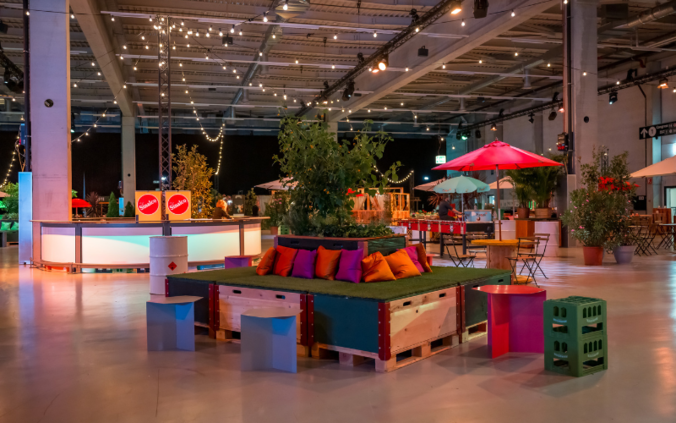 Landwirtschaftliches Streetfood-Festival in einer Halle an einem der vier Jubiläumsanlässen, gemütliche Sitzecke.