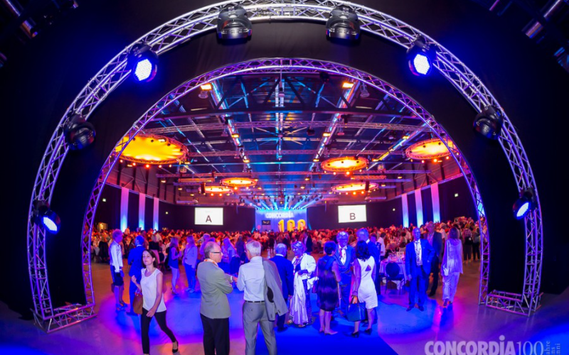 Mitarbeiterfeier zum 100-jährigen Jubiläum der Concordia Eingangsbogen in die Messe Halle, viele Gäste, schöne Stimmung.