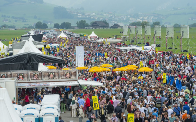 Grossanlass Rollout PC-24 800m lange Festmeile auf dem Flugplatz in Buochs mit vielen Gästen.