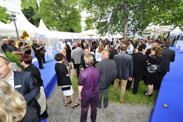 Kundenanlass zum 50 Jahr Jubiläum Gäste unterhalten sich beim Zeltdorf am Sempachersee.