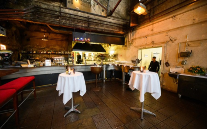 Raum eingerichtet mit Stehtischen