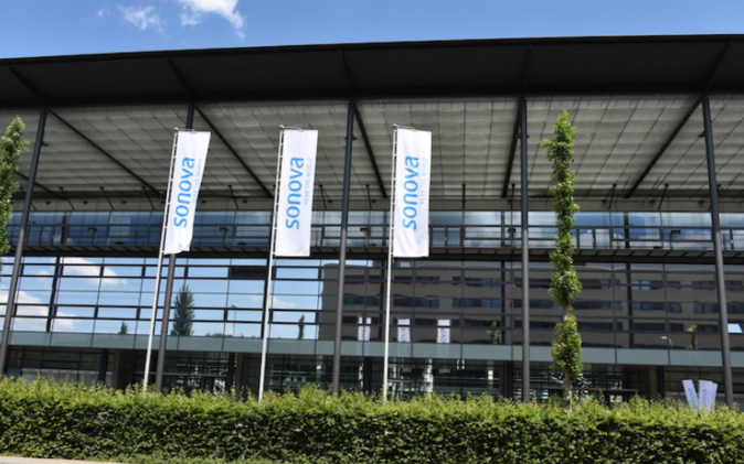 GV Sonova Holding Messe Zürich von Aussen mit Fahnen von Sonova.