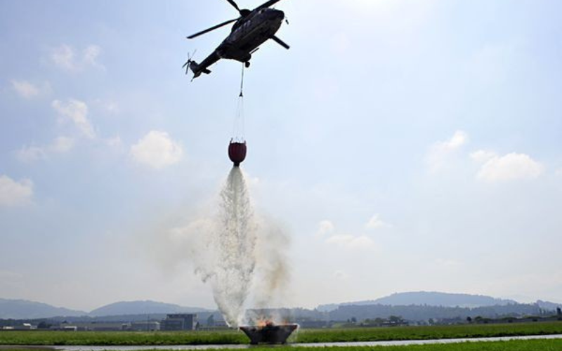 Öffentlicher Anlass der Gebäudeversicherung Luzern Löscheinsatz des Super Pumas.