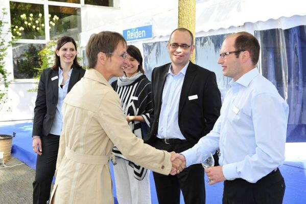 Kundenanlass zum 50 Jahr Jubiläum Gäste begrüssen sich mit Händedruck.