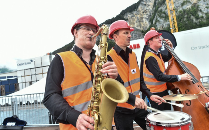 Eröffnungsfest Gotthard-Basistunnel Musikalische Unterhaltung mit Trommel und Saxaphon