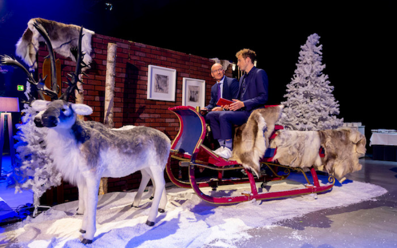 Mitarbeiterfest Emmi Schweiz AG Winterlandschaft mit 2 Personen auf Schlitten