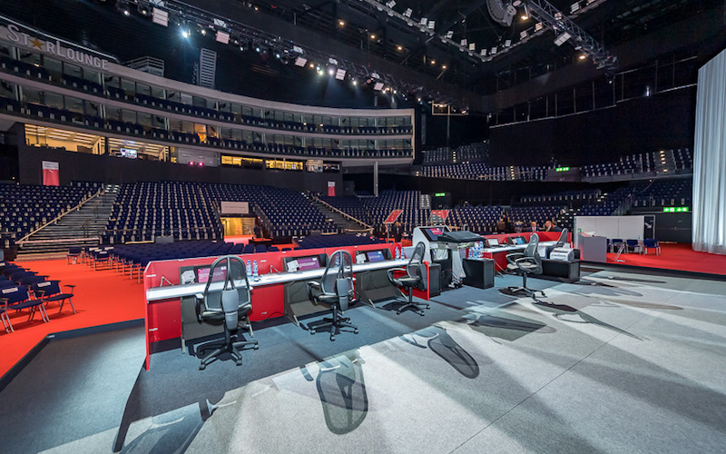 GV Swiss Life Podium von hinten, ohne Redner mit Sicht auf die Bestuhlung im Hallenstation Zürich.