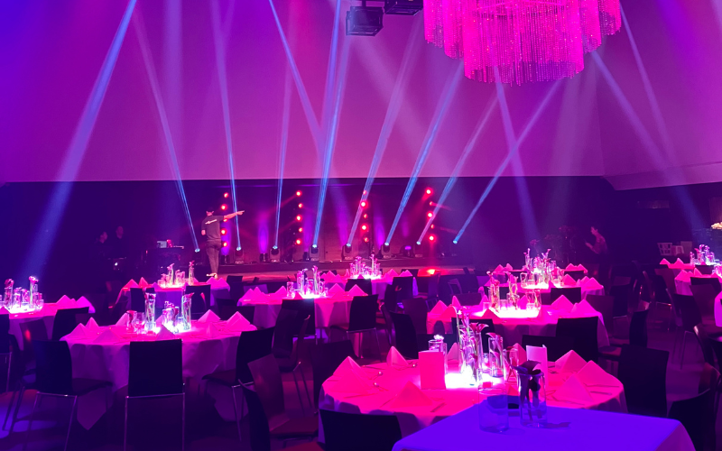 Veranstaltungstechnik Licht, Ton und Bild müssen perfekt harmonieren, um Ihr Event ins richtige Licht zu setzen. Wir sorgen dafür, dass die technische Inszenierung Ihres Events auf höchstem Niveau läuft.