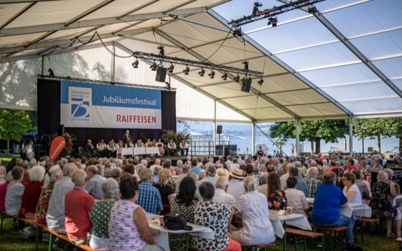 Zelt mit Bühne und vielen Gästen am Festival