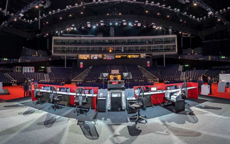 Virtuell versammeln und abstimmen an GV; leere Halle; Blick vom Podium zu den Tribünen. 