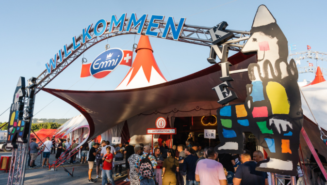 Emmi_Zirkus Zirkuszelt mit Emmi-Logo