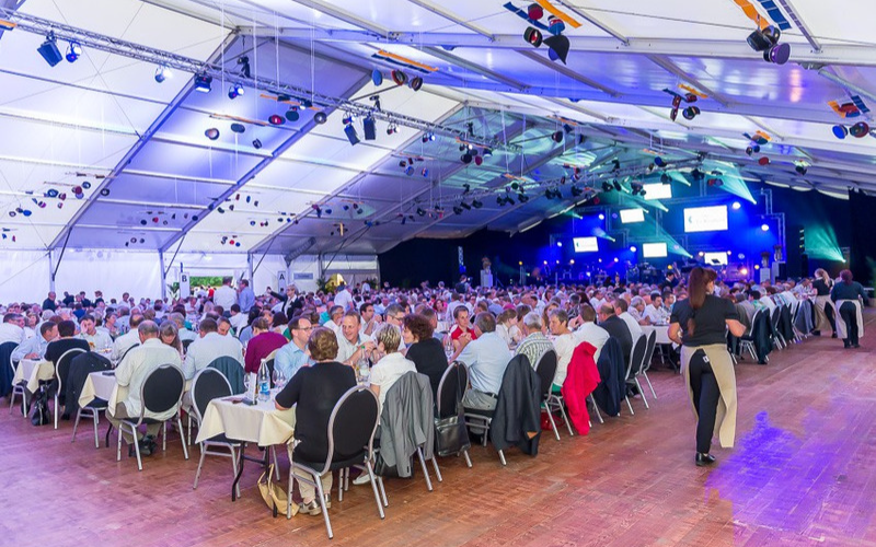Kundenanlass der Luzerner Kantonalbank Gäste an den Tischen im Zelt.