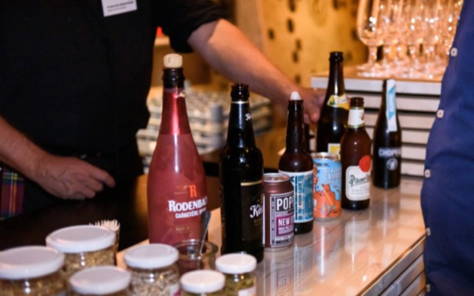 Bartheke mit verschiedenen Flaschen, Büchsen und Gläser