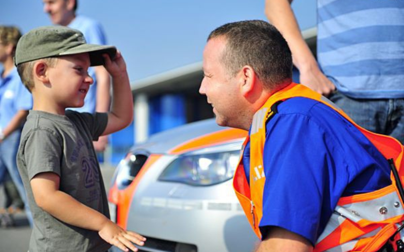 Öffentlicher Anlass der Gebäudeversicherung Luzern Gespräch zwischen einem Polizist und einem Kind.