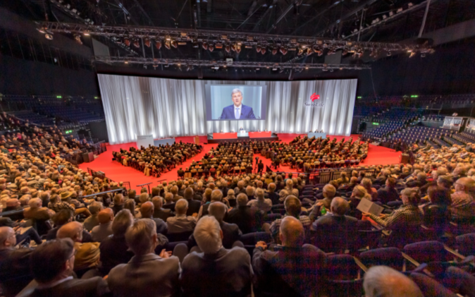 Hallenstadion von Innen mit riesigen Leinwand und Bestuhlung für GV der Swiss Life. Mit Gäste. 