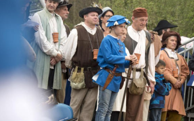 Jubiläumsfeier 600 Jahre Hünenberg Gäste in mittelalterlichen Gewändern.