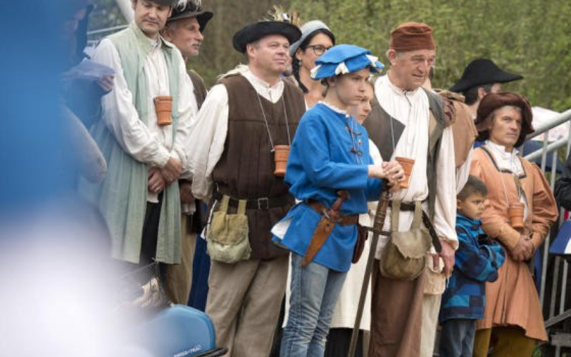 Jubiläumsfeier 600 Jahre Hünenberg Gäste in mittelalterlichen Gewändern.