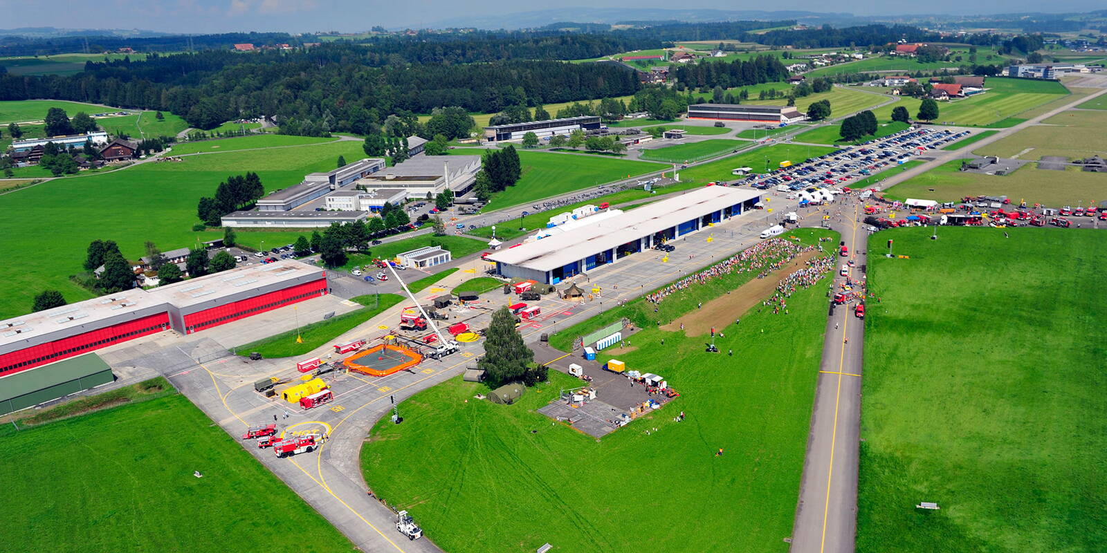 Drohnenaufnahme des Flugplatzes Emmen am Feuerwehrtag der Gebäudeversicherung Luzern