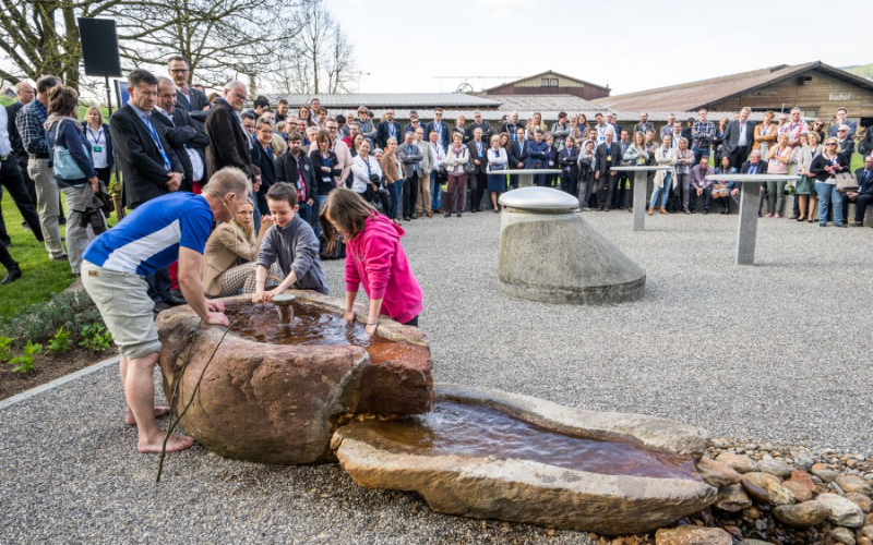 Jubiläum Mineralquelle Bad Knutwil Die Gäste besichtigen die Mineralquelle Bad Knutwil.