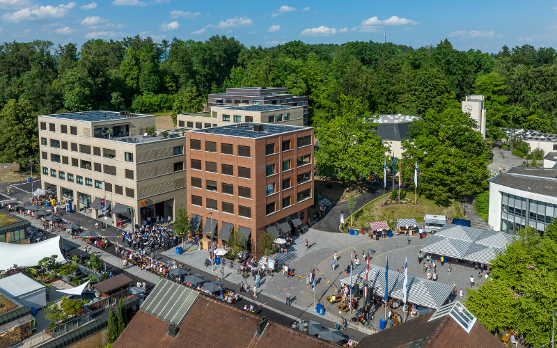 Eröffnungsfeier in Hünenberg Drohnenaufnahme der Chamerstrasse mit lange Tavolata und Überbauung Maihölzli