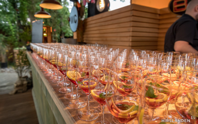 Mitarbeiterfest mit Vintage-Charme Bar mit vielen aufgereihten Gläser