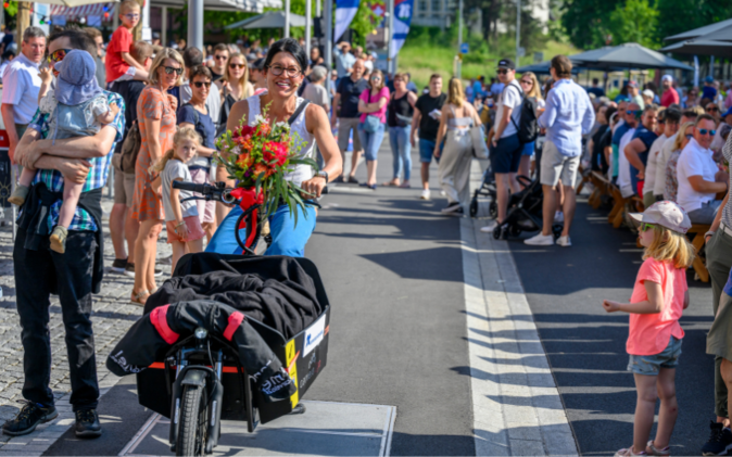 Die Gastgeberparteien mit dem Cargo-Bike
