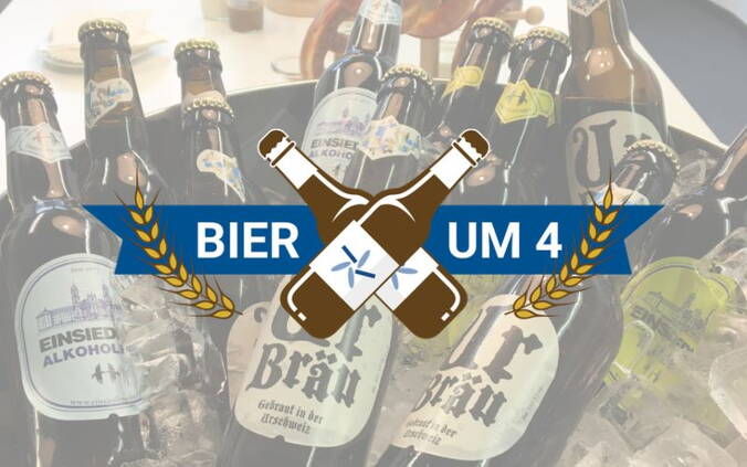 Logo von Bier um 4, im Hintergrund Bierflaschen in einem Kühler