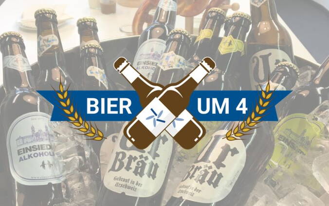 Bier um 4 Logo von Bier um 4, im Hintergrund Bierflaschen in einem Kühler