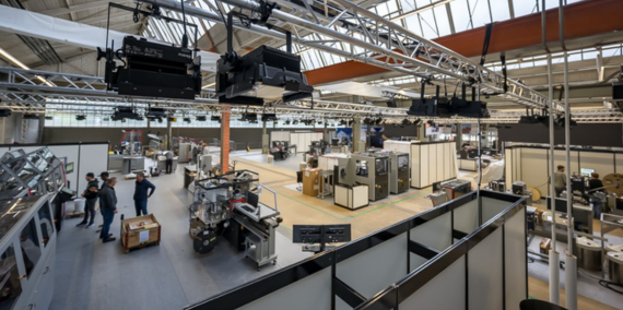 Ausstellungshalle mit Ständen an der Fachmesse der Komax